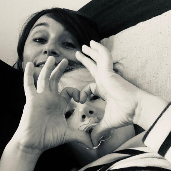 Sur Instagram, la journaliste ne dévoile que très rarement des photos de sa vie privée.
Amandine Bégot et son enfant sur Instagram.