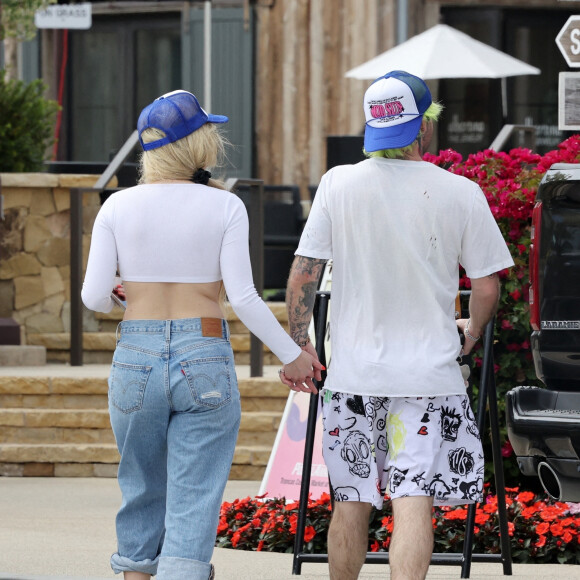 Exclusif - Avril Lavigne et Mod Sun font du shopping à Malibu le 10 juin 2022.