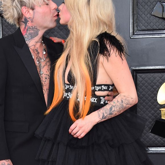 Avril Lavigne et Mod Sun au photocall de la 64ème édition des Grammy Awards au MGM Grand Garden à Las Vegas le 3 avril 2022.