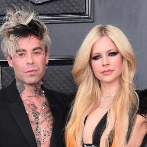 Avril Lavigne et Mod Sun au photocall de la 64ème édition des Grammy Awards au MGM Grand Garden à Las Vegas le 3 avril 2022.