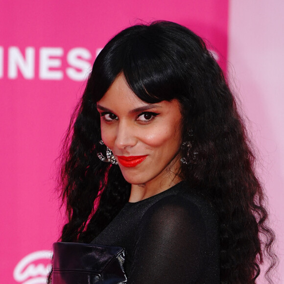 Mais l'artiste a fait face à un imprévu. Le livre musical ne fonctionnait plus. Elle a donc opté pour un système D des plus agréables. 
Shy'm (Tamara Marthe) - Photocall lors de la 5ème saison du festival International des Séries "Canneseries" à Cannes le 4 avril 2022. © Norbert Scanella / Panoramic / Bestimage 