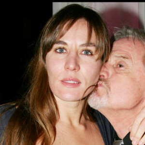 Mathilde Seigner et Claude Bouillon - La maison de disques Warner fête la signature de leur nouveau contrat avec Johnny Hallyday. Restaurant La Maison Blanche de Paris.