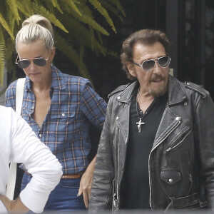 Exclusif - Johnny Hallyday et sa femme Laeticia Hallyday - Johnny Hallyday quitte sa propriété de Pacific Palissades le 12 septembre 2016 pour aller faire une virée à moto et faire "Easy Rider" à l'envers. Ils prendront la route depuis La Nouvelle-Orléans jusqu'à Los Angeles le 14 septembre 2016. Pour cette virée, il sera accompagné de Pierre Billon, Claude Bouillon, Yodelice (Maxim Nucci), Philippe Fatien et Sébastien Farran ainsi que d’autres amis qui composent sa nouvelle bande de hipster. Johnny dit au revoir à sa femme Laeticia ainsi qu’à sa grand-mère Elyette. Johnny et sa bande vont prendre un jet privé à l’aéroport de Van Nuys à Los Angeles . (no web - No Blog pour suisse et Belgique) 