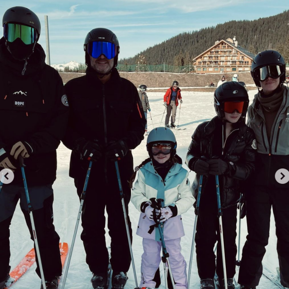 Mais il ne s'agit pas de vacances en amoureux puisqu'Arthur et Mareva profitent pleinement de la neige en compagnie des trois enfants de l'animateur.