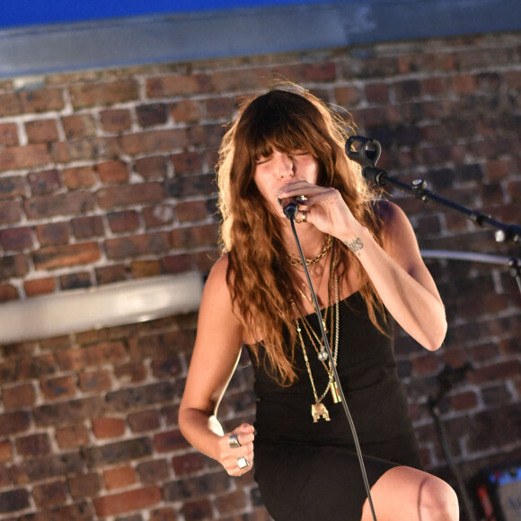 Exclusif - Lou Doillon en concert lors de la soirée de présentation de la nouvelle plateforme de marque "Génération IKKS" et de la première capsule iconique "La Leather Story" sur les toits de la capitale, rue d'Abbeville, à Paris. Le 8 septembre 2021 © Rachid Bellak / Bestimage