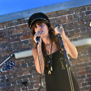 Exclusif - Lou Doillon en concert lors de la soirée de présentation de la nouvelle plateforme de marque "Génération IKKS" et de la première capsule iconique "La Leather Story" sur les toits de la capitale, rue d'Abbeville, à Paris. Le 8 septembre 2021 © Rachid Bellak / Bestimage