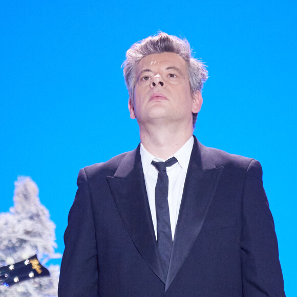 Exclusif - Benjamin Biolay lors de l'enregistrement d'un Grand show de Noël "Christmas Show" imaginé par B.Biolay avec une pléiade d'artistes prestigieux au Casino de Paris, France, le 29 septembre 2022, diffusé sur Canal+, le 21 décembre 2022.. © Cyril Moreau/Bestimage BENJAMIN BIOLAY CHRISTMAS SHOW Un show événement de 90 minutes orchestré par BENJAMIN BIOLAY Mercredi 21 décembre à 21H sur CANAL+ et disponible sur myCANAL Quand Benjamin Biolay fête Noël, c'est sur CANAL+ ! "Depuis toujours, lorsque je suis en concert au mois de décembre, je termine par une chanson de Noël. Ça fait partie de ma culture intime et de ma culture pop... Ça vient de l'enfance, j'ai toujours aimé Noël et son folklore". Pour CANAL+, Benjamin Biolay a orchestré un show exceptionnel, réunissant autour de lui quelques amis venus réinterpréter de grands standards de Noël (mais pas que...). Dans la grande tradition des émissions américaines, BENJAMIN BIOLAY CHRISTMAS SHOW mêle allègrement musique et sketches. De "Vive le vent" à "Last Christmas I gave you my heart", en passant par "Jardin d'hiver", "All I want for Christmas is you" ou encore "Let it snow" et "Paroles, Paroles", Benjamin Biolay et ses invités revisitent de grandes chansons, en solo ou en duo, sur la scène du Casino de Paris, habillée aux couleurs de Noël. Benjamin Biolay sera ainsi entouré de : Amel Bent, Calogero, Jeanne Cherhal, Vincent Dedienne, Pete Doherty et Frédéric Lo, Nicolas Duvauchelle, Élodie Frégé, Ibeyi, Louane, Chiara Mastroianni, Kad Merad, Yael Naim et Melvil Poupaud. Au bar tenu par Jean­Charles Clichet, Benjamin Biolay et ses invités devisent joyeusement autour d'un verre. En deuxième partie de soirée, un film de 52 minutes nous emmènera dans les coulisses du tournage de cette émission exceptionnelle. BENJAMIN BIOLAY CHRISTMAS SHOW Captation réalisée par François Goetghebeur Produite par FLAB PROD / François Benichou et Laurent Armillei