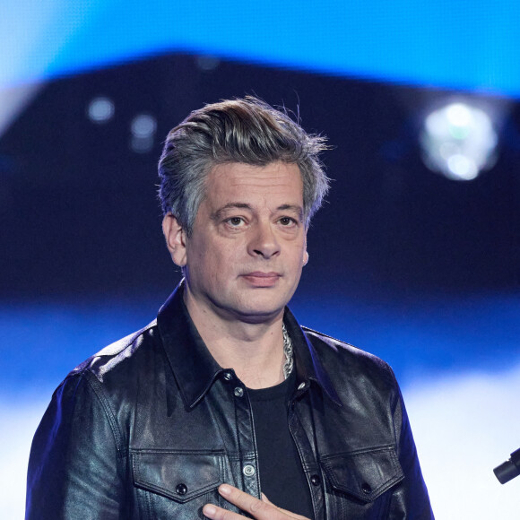 Exclusif - Benjamin Biolay - Enregistrement de l'émission "La fête de la Chanson française" à Paris, diffusée le 29 novembre sur France 2. Le 7 novembre 2022 © Cyril Moreau-Veeren / Bestimage On a tous en nous une chanson liée à l'enfance, à la première rencontre, au premier baiser, une chanson pour rire et une pour pleurer. La fête de la chanson française célèbre ces chansons-souvenirs qui nous font tous vibrer. L.Thilleman, accompagnée d'A.Manoukian au piano, vous invite à une soirée de fête autour des chansons de nos vies. Les plus grands artistes de la scène musicale française se retrouvent pour des moments uniques de musique, des rencontres, des impros, des duos et des reprises inoubliables. Cette année, une nouveauté puisque les artistes partagent leur plaisir, leur trac et leurs émotions avec le public lors des répétitions et dans les coulisses de l'émission. Au programme de cette soirée de fête, il y aura notamment : Une ouverture inédite avec la présence exceptionnelle de M.Polnareff. Un moment de fête autour de K.Girac et ses amis guitaristes Une surprise émouvante pour Zazie Des séquences musicales exclusives avec B.Biolay, Grand Corps Malade et J.Armanet Un hommage à C.Aznavour à l'occasion du 5e anniversaire de sa disparition Des découvertes musicales avec Adé, E.Peters, Santa... Et bien sûr les anecdotes incontournables d'A.Manoukian ! 
