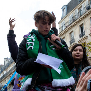 Adèle Haenel lors de la manifestation contre les violences sexistes et sexuelles, organisée par le collectif NousToutes, à Paris. Le 19 novembre 2022 © Céline Bonnarde / Bestimage 