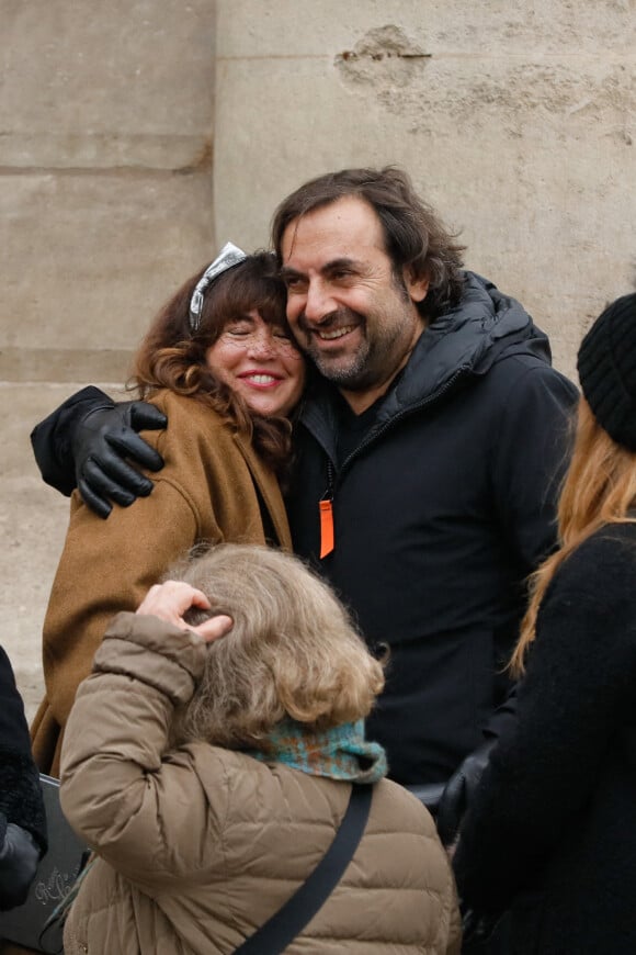 Elsa Wolinski et André Manoukian - Sorties de la bénédiction en hommage à Maryse Wolinski en l'église Saint Eustache à Paris le 15 décembre 2021. Maryse rejoint son mari Georges, assassiné de sang froid lors de l'attentat dans les locaux de Charlie Hebdo le 7 janvier 2015. 