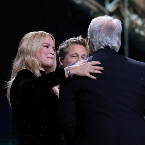 Virginie Efira a fait la rencontre de Brad Pitt lors de la 48e cérémonie des César.
Virginie Efira, Brad Pitt, David Fincher - David Fincher reçoit un César d'honneur lors de la 48ème édition des César à l'Olympia à Paris. © Olivier Borde / Dominique Jacovides / Bestimage 