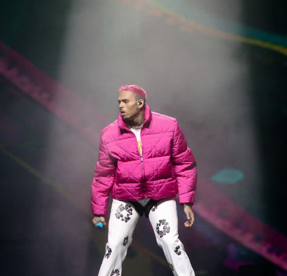 Chris Brown est apparu avec une coupe courte rose fluo
Chris Brown en concert à l'Accor Hotel Arena (Bercy) à Paris
