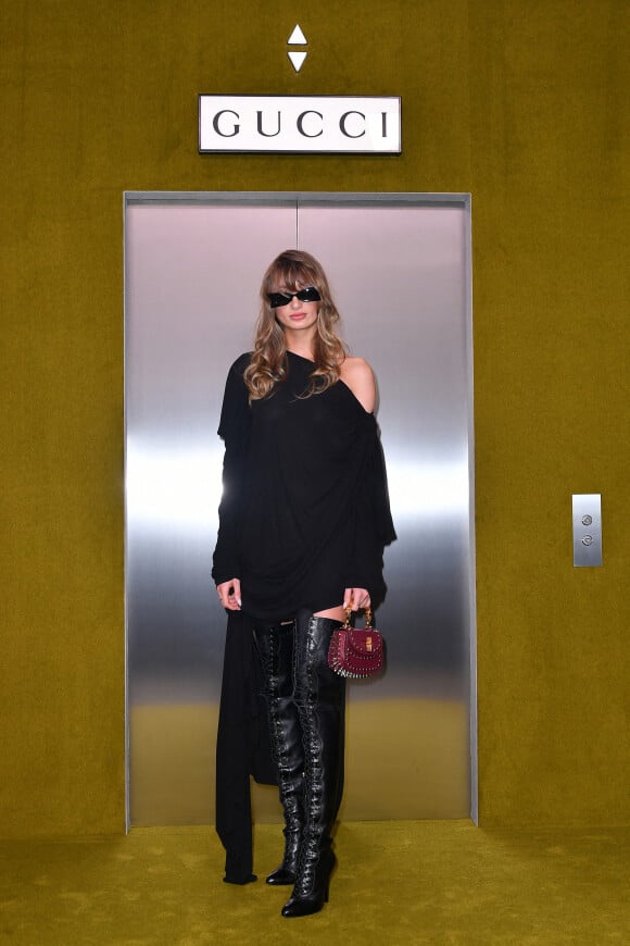 La jeune femme a assisté au défilé Gucci en marge de la Fashion Week de Milan le 24 février dernier
Mathilde Pinault - Les célébrités au défilé Gucci prêt-à-porter automne-hiver 2023/2024 lors de la Fashion Week de Milan (MFW), le 24 février 2023. 