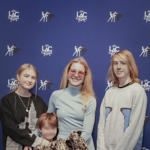 Une famille recomposée qui fait la fierté de l'épouse du puissant entrepreneur français.
Exclusif - Natalia Vodianova-Arnault entourée de ses enfants : Neva Portman, Roman Arnault,Viktor Portman - Première du spectacle Mon Premier Lac des Cygnes au Théatre Mogador à Paris le 19 novembre 2022. © Jack Tribeca / Bestimage