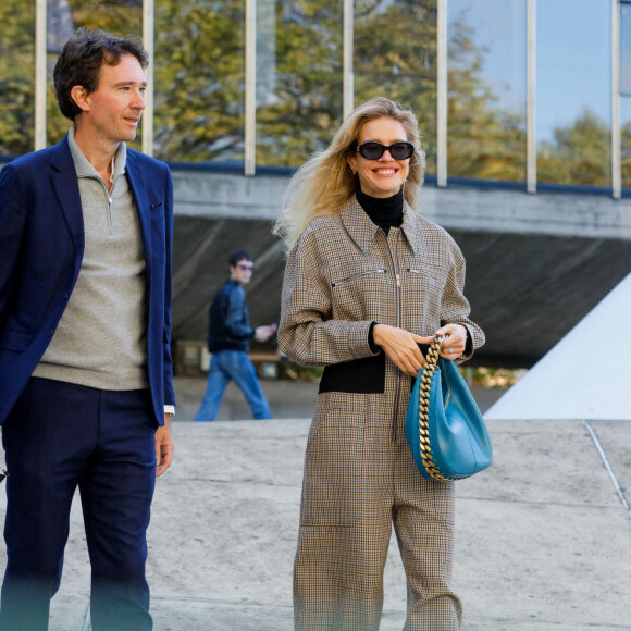 Antoine Arnault et sa femme Natalia Vodianova - Sorties du défilé de mode printemps-été 2022 "Stella McCartney" à l'Espace Niemeyer à Paris. Le 4 octobre 2021 © Veeren Ramsamy-Christophe Clovis / Bestimage