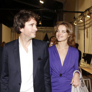 Après dix ans d'idylle, le couple a souhaité se passer la bague au doigt mais la Covid-19 a remis en cause leurs plans.
Antoine Arnault et Natalia Vodianova en 2012 lors d'un défilé Dior