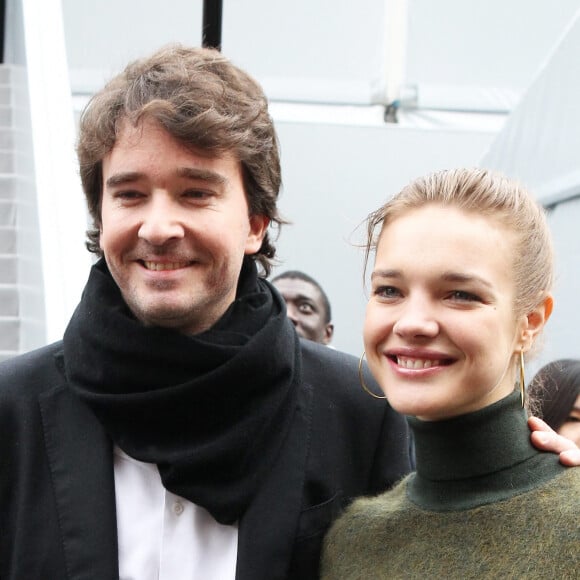 Ils ont alors opté par une cérémonie civile intime durant laquelle la top model portait une robe cintrée en soie magnifique.
Antoine Arnault et Natalia Vodianova - Défilé Louis Vuitton en 2012