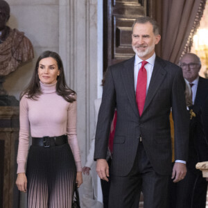 Une autre occasion pour Letizia d'Espagne de choisir une tenue rose ? 
Le roi Felipe VI et la reine Letizia d'Espagne arrivent à la présentation publique du portail numérique d'histoire hispanique de l'Académie royale d'histoire le 28 février 2023 à Madrid, le 28 février 2023. 