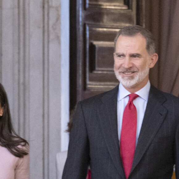 Une autre occasion pour Letizia d'Espagne de choisir une tenue rose ? 
Le roi Felipe VI et la reine Letizia d'Espagne arrivent à la présentation publique du portail numérique d'histoire hispanique de l'Académie royale d'histoire le 28 février 2023 à Madrid, le 28 février 2023. 