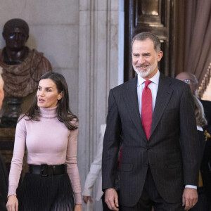 Letizia d'Espagne semblait particulièrement fière de lancer ce mardi, aux côtés de son époux, une plateforme consacrée à l'histoire de son pays.
Le roi Felipe VI et la reine Letizia d'Espagne arrivent à la présentation publique du portail numérique d'histoire hispanique de l'Académie royale d'histoire à Madrid, le 28 février 2023. 