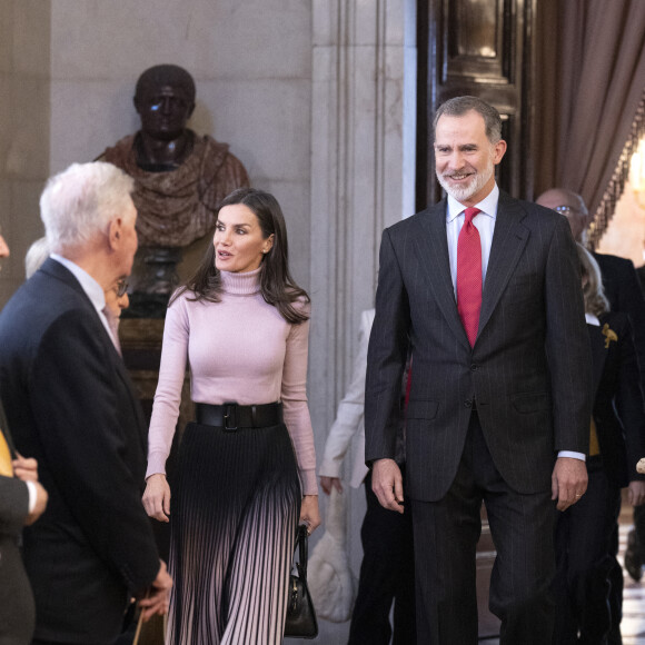 Letizia d'Espagne semblait particulièrement fière de lancer ce mardi, aux côtés de son époux, une plateforme consacrée à l'histoire de son pays.
Le roi Felipe VI et la reine Letizia d'Espagne arrivent à la présentation publique du portail numérique d'histoire hispanique de l'Académie royale d'histoire à Madrid, le 28 février 2023. 