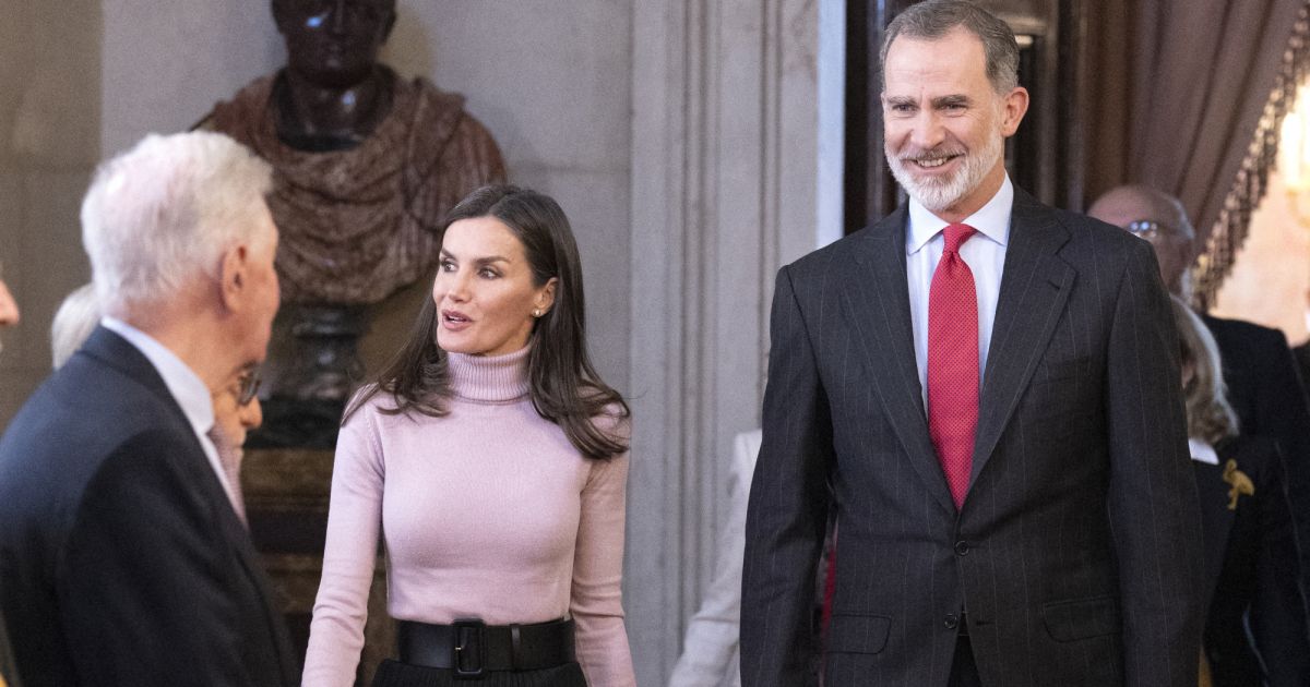 Letizia de España fan del rosa: la reina chic y sobria junto a Felipe, para una gran ocasión