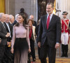 Le couple, très souriant, était cependant une nouvelle fois seul, sans ses deux filles Leonor et Sofia.
Le roi Felipe VI et la reine Letizia d'Espagne arrivent à la présentation publique du portail numérique d'histoire hispanique de l'Académie royale d'histoire le 28 février 2023 à Madrid, le 28 février 2023. 