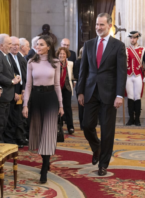 Le couple, très souriant, était cependant une nouvelle fois seul, sans ses deux filles Leonor et Sofia.
Le roi Felipe VI et la reine Letizia d'Espagne arrivent à la présentation publique du portail numérique d'histoire hispanique de l'Académie royale d'histoire le 28 février 2023 à Madrid, le 28 février 2023. 