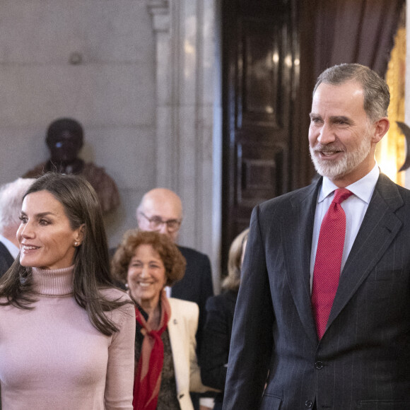 Le couple, très souriant, était cependant une nouvelle fois seul, sans ses deux filles Leonor et Sofia.
Le roi Felipe VI et la reine Letizia d'Espagne arrivent à la présentation publique du portail numérique d'histoire hispanique de l'Académie royale d'histoire le 28 février 2023 à Madrid, le 28 février 2023. 