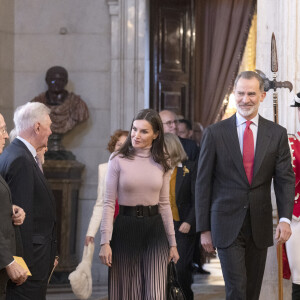 On devrait les voir notamment pour Pâques, où elles participeront sans doute aux célébrations avec leurs parents. 
Le roi Felipe VI et la reine Letizia d'Espagne arrivent à la présentation publique du portail numérique d'histoire hispanique de l'Académie royale d'histoire le 28 février 2023 à Madrid, le 28 février 2023. 