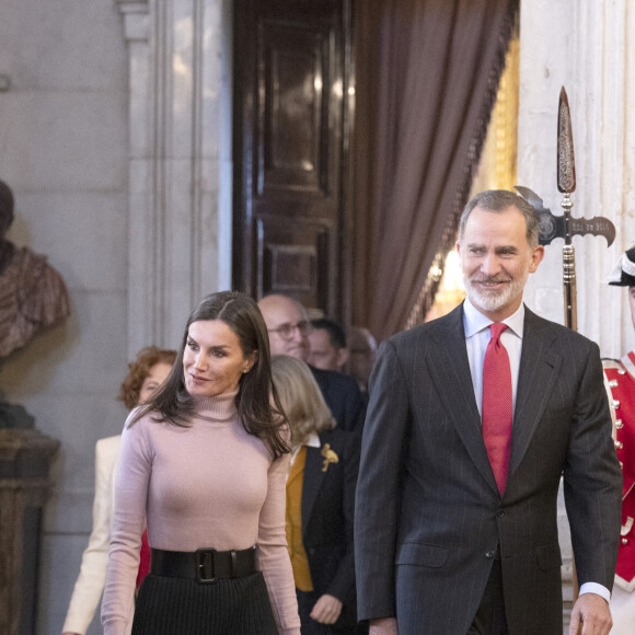On devrait les voir notamment pour Pâques, où elles participeront sans doute aux célébrations avec leurs parents. 
Le roi Felipe VI et la reine Letizia d'Espagne arrivent à la présentation publique du portail numérique d'histoire hispanique de l'Académie royale d'histoire le 28 février 2023 à Madrid, le 28 février 2023. 