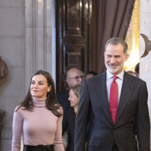 Le roi Felipe VI et la reine Letizia d'Espagne arrivent à la présentation publique du portail numérique d'histoire hispanique de l'Académie royale d'histoire le 28 février 2023 à Madrid, le 28 février 2023. 