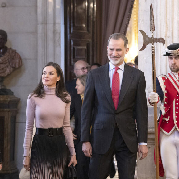 Le roi Felipe VI et la reine Letizia d'Espagne arrivent à la présentation publique du portail numérique d'histoire hispanique de l'Académie royale d'histoire le 28 février 2023 à Madrid, le 28 février 2023. 