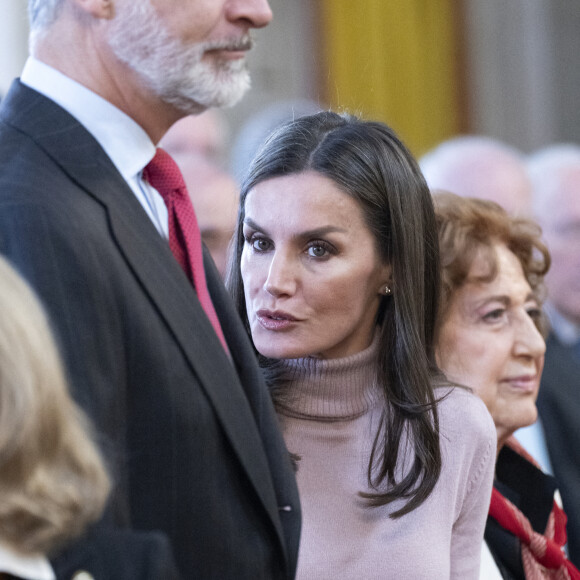 Pour la troisième fois en une semaine en effet, Letizia d'Espagne est apparue ce mardi dans un pull rose pastel, une couleur douce et qui semble appeler le printemps
Le roi Felipe VI et la reine Letizia d'Espagne arrivent à la présentation publique du portail numérique d'histoire hispanique de l'Académie royale d'histoire le 28 février 2023 à Madrid, le 28 février 2023. 