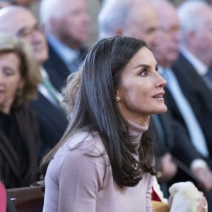 Le roi Felipe VI et la reine Letizia d'Espagne arrivent à la présentation publique du portail numérique d'histoire hispanique de l'Académie royale d'histoire le 28 février 2023 à Madrid, le 28 février 2023. 