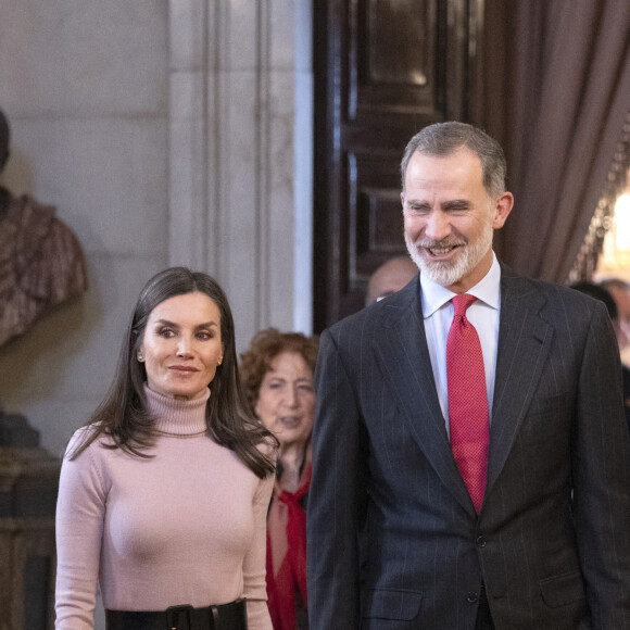 Le roi Felipe VI et la reine Letizia d'Espagne arrivent à la présentation publique du portail numérique d'histoire hispanique de l'Académie royale d'histoire le 28 février 2023 à Madrid, le 28 février 2023. 