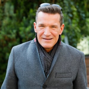 Semi-Exclusif - Benjamin Castaldi quitte le studio Gabriel à Paris, après l'enregistrement de l'émission "Vivement Dimanche" consacrée à Y.Montand et diffusée le 14 novembre 2021 sur France 2. Le 28 octobre 2021. © Christophe Clovis / Bestimage