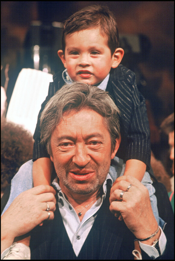 Archives - Serge Gainsbourg avec son fils Lulu sur le plateau de l'émission "Sacrée soirée" en 1988.