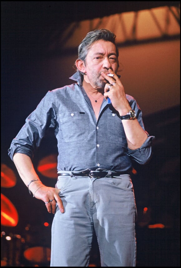 ... à Los Angeles, notamment, alors qu'il travaillait avec Serge Gainsbourg.
Archives - Serge Gainsbourg sur scène, en concert, au Zénith de Paris.