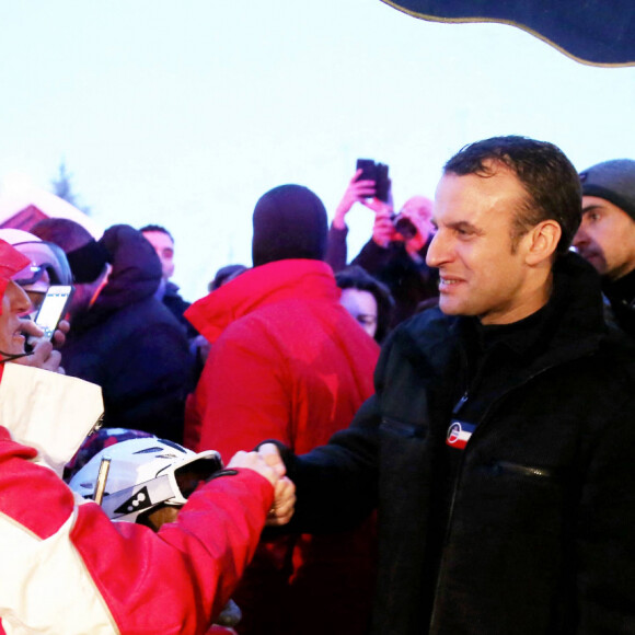 C'est en famille que Brigitte et Emmanuel Macron rendent souvent visite à la station.
Exclusif - Emmanuel Macron et sa femme Brigitte Macron (Trogneux) - Le président de la République française et sa femme la Première Dame lors d'un bain de foule à la station de sports d'hiver La Mongie à Bagnères-de-Bigorre, France, le 29 décembre 2017. © Jacovides-Moreau/Bestimage 