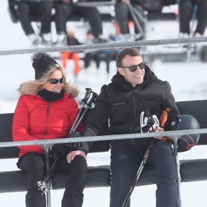 Exclusif - Le président Emmanuel Macron et sa femme Brigitte Macron (Trogneux) font du ski dans la station de la Mongie le 26 décembre 2017. © Dominique Jacovides - Cyril Moreau / Bestimage 