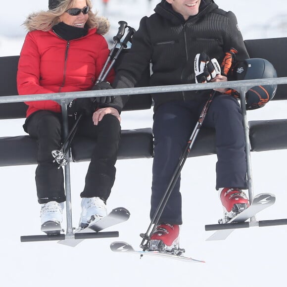 Exclusif - Le président Emmanuel Macron et sa femme Brigitte Macron (Trogneux) font du ski dans la station de la Mongie le 26 décembre 2017. © Dominique Jacovides - Cyril Moreau / Bestimage 