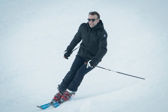 Exclusif - Le président Emmanuel Macron et sa femme Brigitte Macron (Trogneux) font du ski à la Mongie le jour de Noël le 25 décembre 2017 © Cyril Moreau - Dominique Jacovides / Bestimage 