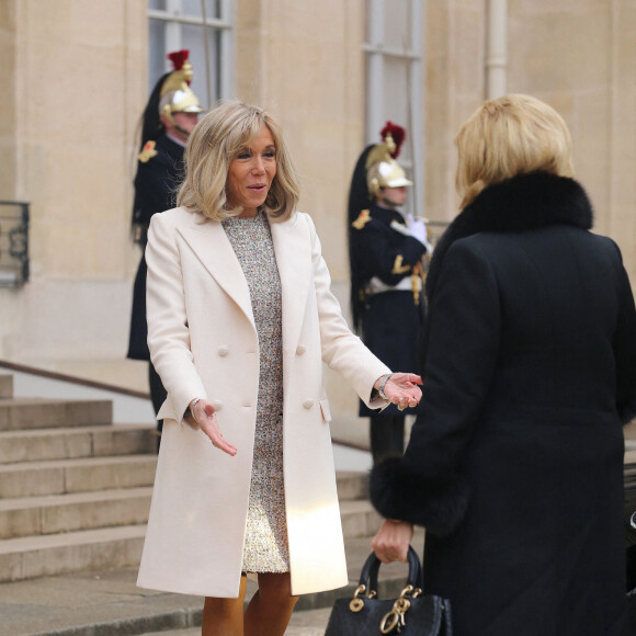 Le président français Emmanuel Macron, accompagné de la première dame, Brigitte Macron, reçoit son homologue de la République de Côte d'Ivoire Alassane Ouattara et son épouse Dominique pour un déjeuner de travail au palais de l'Elysée, à Paris, le 25 janvier 2023. © Jonathan Rebboah / Panoramic / Bestimage 