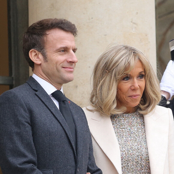 Brigitte et Emmanuel Macron ont profité d'un break bien mérité au ski dans la station pyrénéenne de La Mongie 
Le président français Emmanuel Macron, accompagné de la première dame, Brigitte Macron, reçoit son homologue de la République de Côte d'Ivoire Alassane Ouattara et son épouse Dominique pour un déjeuner de travail au palais de l'Elysée, à Paris. © Jonathan Rebboah / Panoramic / Bestimage 