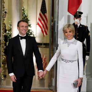 Emmanuel Macron était attendu pour une tournée africaine de 3 jours dès son retour...
Le président Emmanuel Macron et sa femme Brigitte Macron lors de leur arrivée au dîner d'état à la Maison Blanche offert par le président des Etats-Unis à l'occasion de la visite d'état du président français et de la première dame le 1er décembre 2022. © Dominique Jacovides / Bestimage 