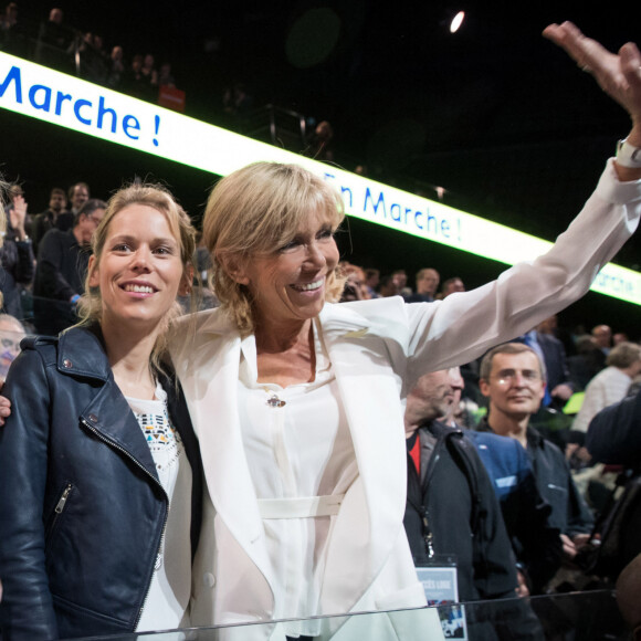 Line Renaud et Brigitte Macron (Trogneux) et ses filles Laurence et Tiphaine - La famille, les amis et soutiens d'Emmanuel Macron dans les tribunes lors du grand meeting d'Emmanuel Macron, candidat d'En Marche! à l'élection présidentielle 2017, à l'AccorHotels Arena à Paris, France, le lundi 17 avril 2017. © Cyril Moreau/Bestimage 