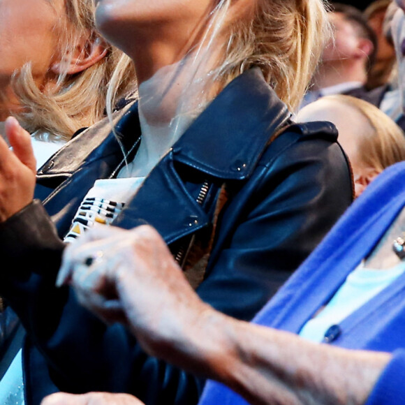 Brigitte Macron et ses filles Laurence Auzière Jourdan (cardiologue) et Tiphaine Auzière (avocate) - La famille, les amis et soutiens d'Emmanuel Macron dans les tribunes lors du grand meeting d'Emmanuel Macron à l'AccorHotels Arena à Paris, le lundi 17 avril 2017. © Dominique Jacovides - Sébastien Valiela / Bestimage 