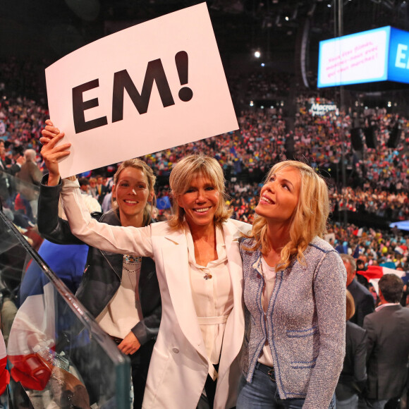 Brigitte Macron et ses filles Tiphaine Auzière (avocate) et Laurence Auzière Jourdan (cardiologue) - La famille, les amis et soutiens d'Emmanuel Macron dans les tribunes lors du grand meeting d'Emmanuel Macron à l'AccorHotels Arena à Paris, le lundi 17 avril 2017. © Dominique Jacovides - Sébastien Valiela / Bestimage 