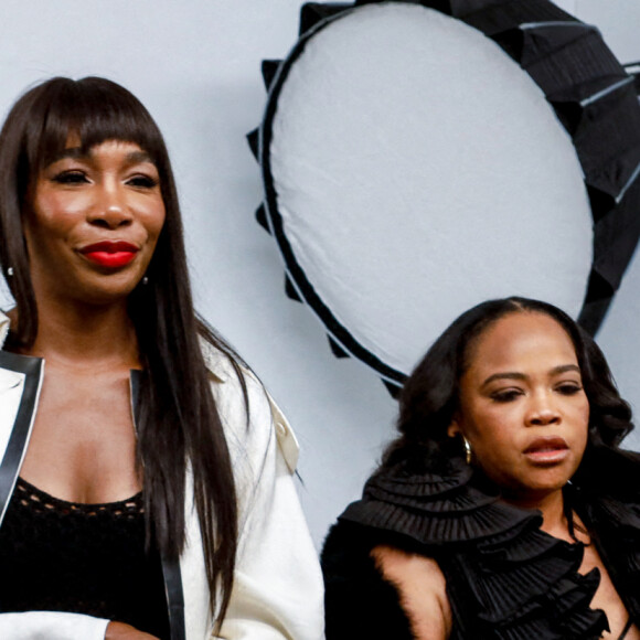 Venus Williams et sa soeur Isha Price - Défilé Chloé prêt-à-porter automne-hiver 2023-2024 lors de la Fashion Week de Paris. Le 2 mars 2023. © Christophe Clovis/bestimage